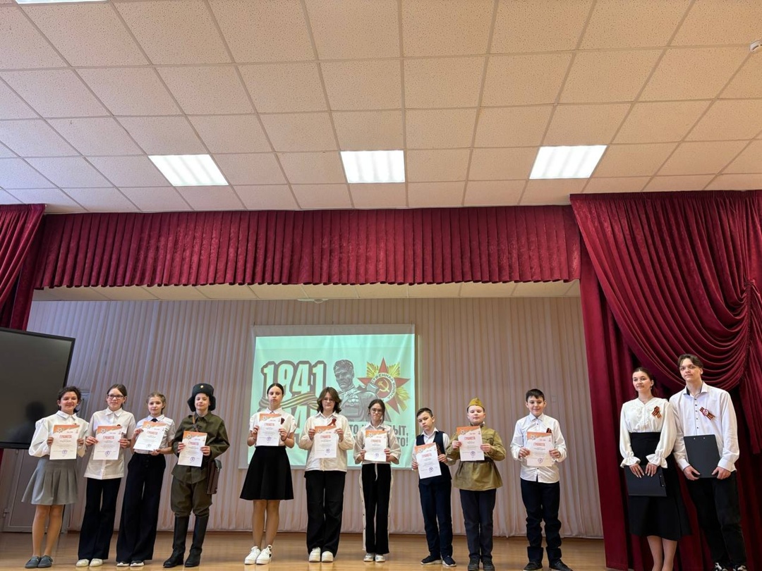 Войны священные страницы навеки в памяти людской.